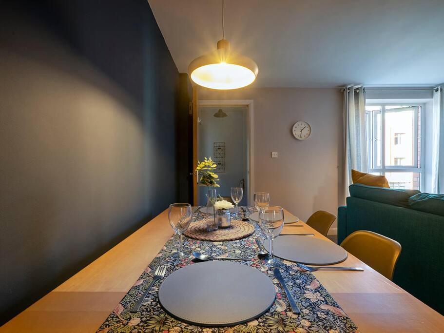 Lovely 2 Bedroom Apt At Ormeau Park W/ Free Parking Belfast Dış mekan fotoğraf
